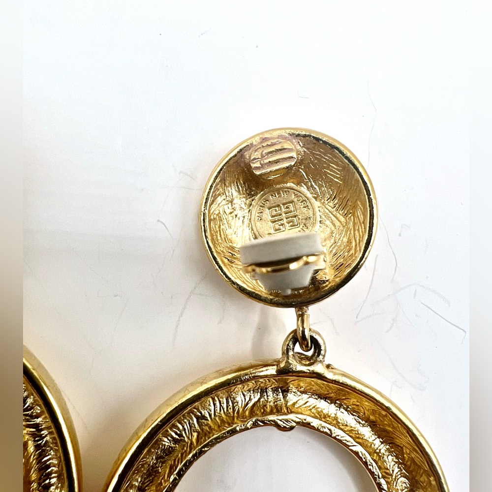 *Extremely Rare* Vintage Givenchy Gold Tone Ivory Enamel & Pearl Clip Earrings - Picture 5 of 6
